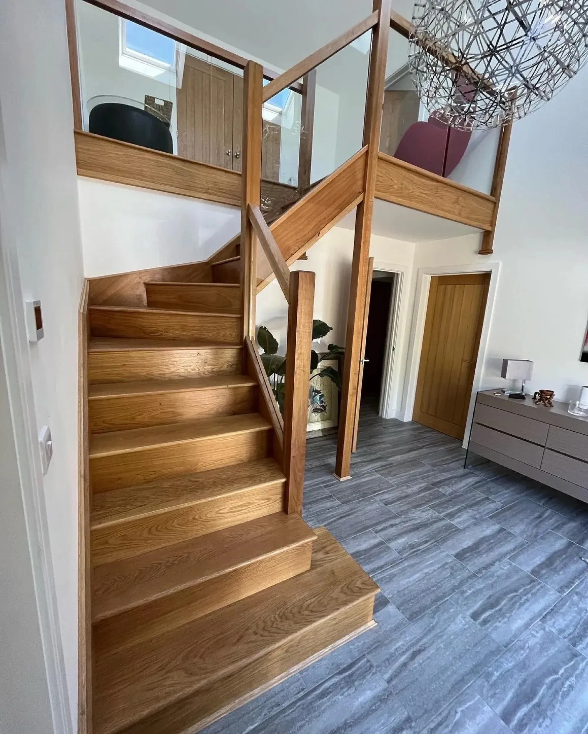 2ad2157e70983ba20453df250fcf2926.cropped-half-turn-stairs-glass-balustrade-1