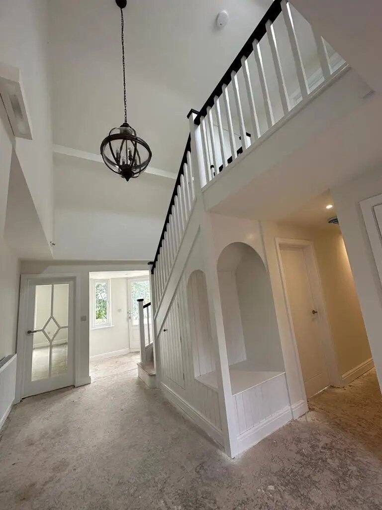 6a9bccf31254af63a0fc9c18f6ecbaf3.Painted-Redwood-Staircase-in-Herefordshire